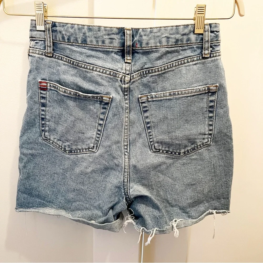 BDG‎ Urban Outfitters 90s Long Inseam Short Denim Size 28 Light Wash Distressed